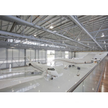 Telhado do hangar dos aviões da estrutura de aço clara